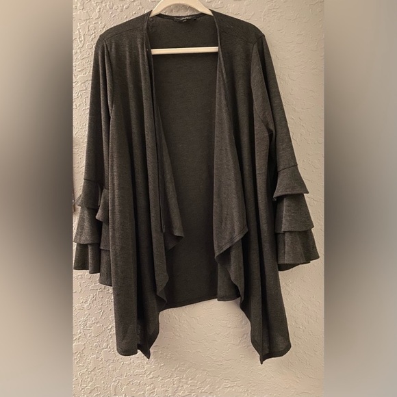 ANDREE BY UNIT Sweaters - Women’s Andrew by Unit Charcoal Gray Open Front Ruffle Layer Cardigan. Size 1X